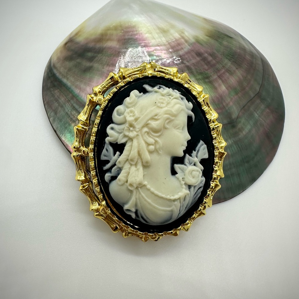 Vintage Convertible Cameo Brooch / Pendant – Black White Gold Tone 2” - Picture 6 of 8